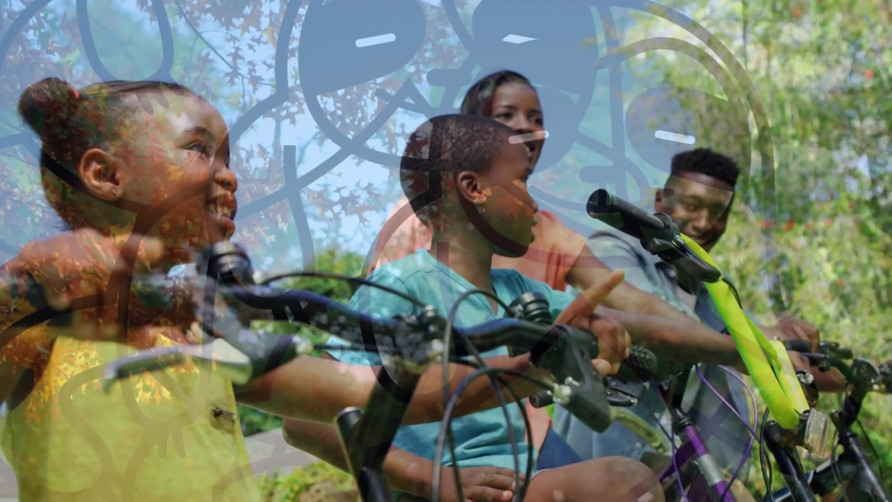 Na imagem, uma família sorri e anda de bicicleta junta em um parque.