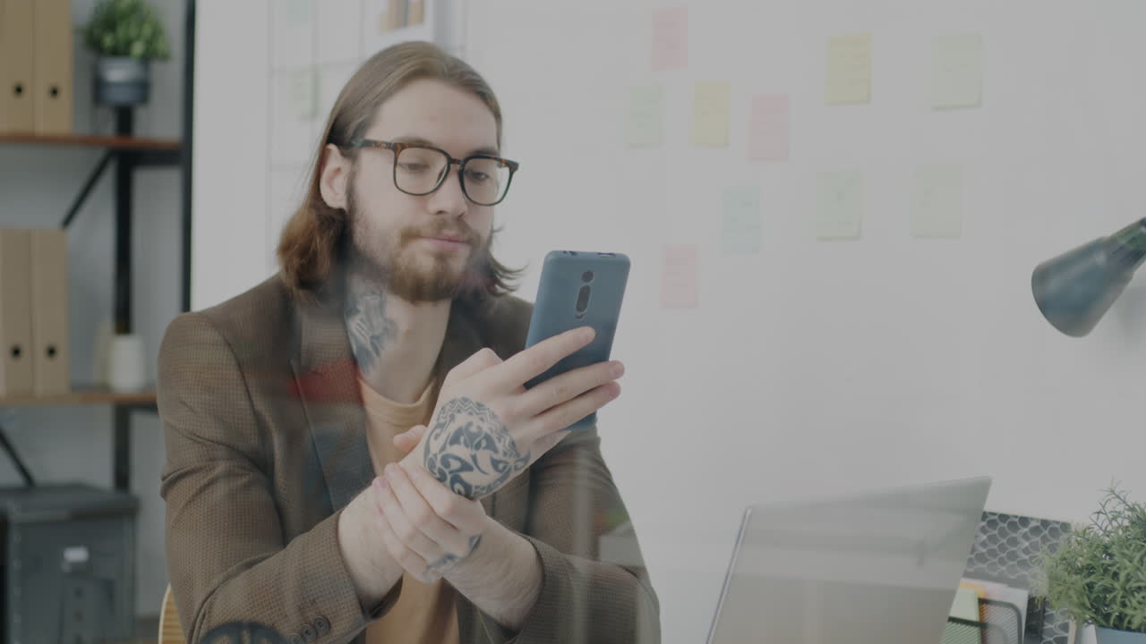 hombre de negocios hablando por teléfono inteligente en la oficina