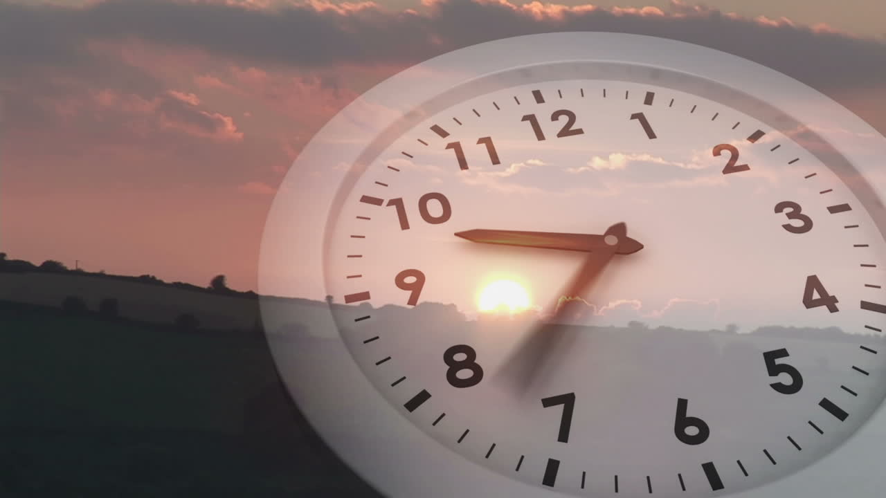 тикающие часы за закатом солнца