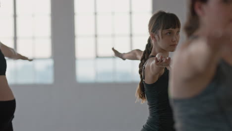 Clase-De-Yoga-Mujer-Caucásica-Embarazada-Ejerciendo-Un-Estilo-De-Vida-Saludable-Practicando-Pose-De-Guerrero-Disfrutando-De-Un-Entrenamiento-Físico-En-Grupo-En-El-Estudio-Al-Amanecer