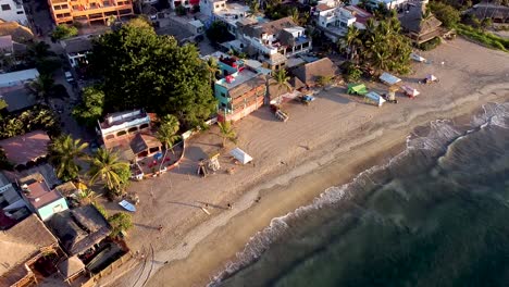 Vista-Aérea-De-Drones-De-Una-Playa-Tranquila-En-Sayulita,-Riviera-Nayarit,-México-Durante-La-Puesta-De-Sol