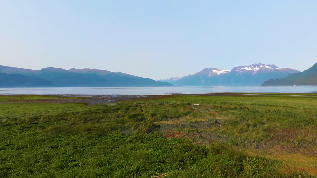 화창한 여름날 valdez ak의 port valdez 너머 shoup bay 주립 해양 공원의 4k 드론 비디오