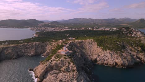 explore la magnífica costa de cala rajada y cala gat en mallorca. descubra el encantador faro del acantilado y las aguas cristalinas que definen esta pintoresca región.