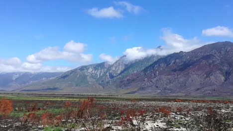 Vista-De-Las-Montañas-Franschhoek-Tomadas-Desde-Un-Vehículo-En-Movimiento