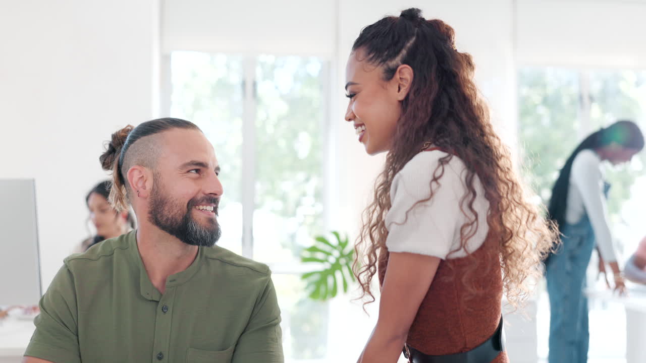 coqueteando, planeando y hablando con gente de negocios