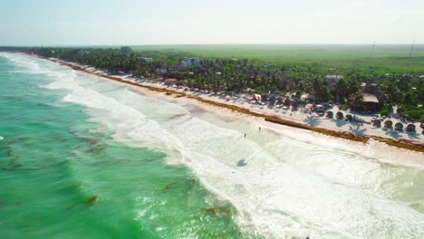 Hd-drohne,-Die-Um-Menschen-Herumfliegt,-Die-Einen-Drachen-Am-Tropischen-Strand-Im-Karibischen-Resort-Am-Strand-Fliegen