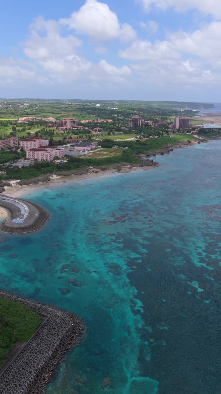 Vista aerea delle acque turchesi dell'isola di Miyako a Okinawa, Giappone, vicino al villaggio culturale tedesco di Ueno. - Scatto verticale