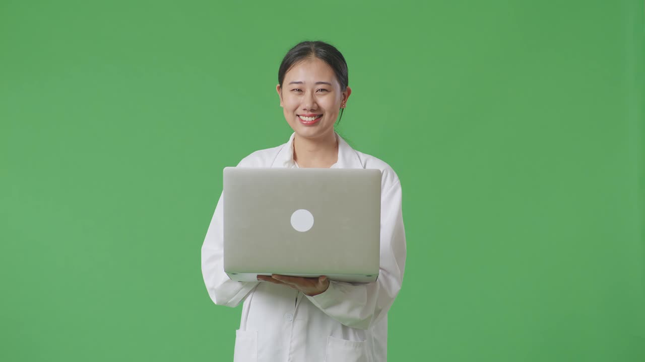 노트북 을 입은  코트 를 입은 여자