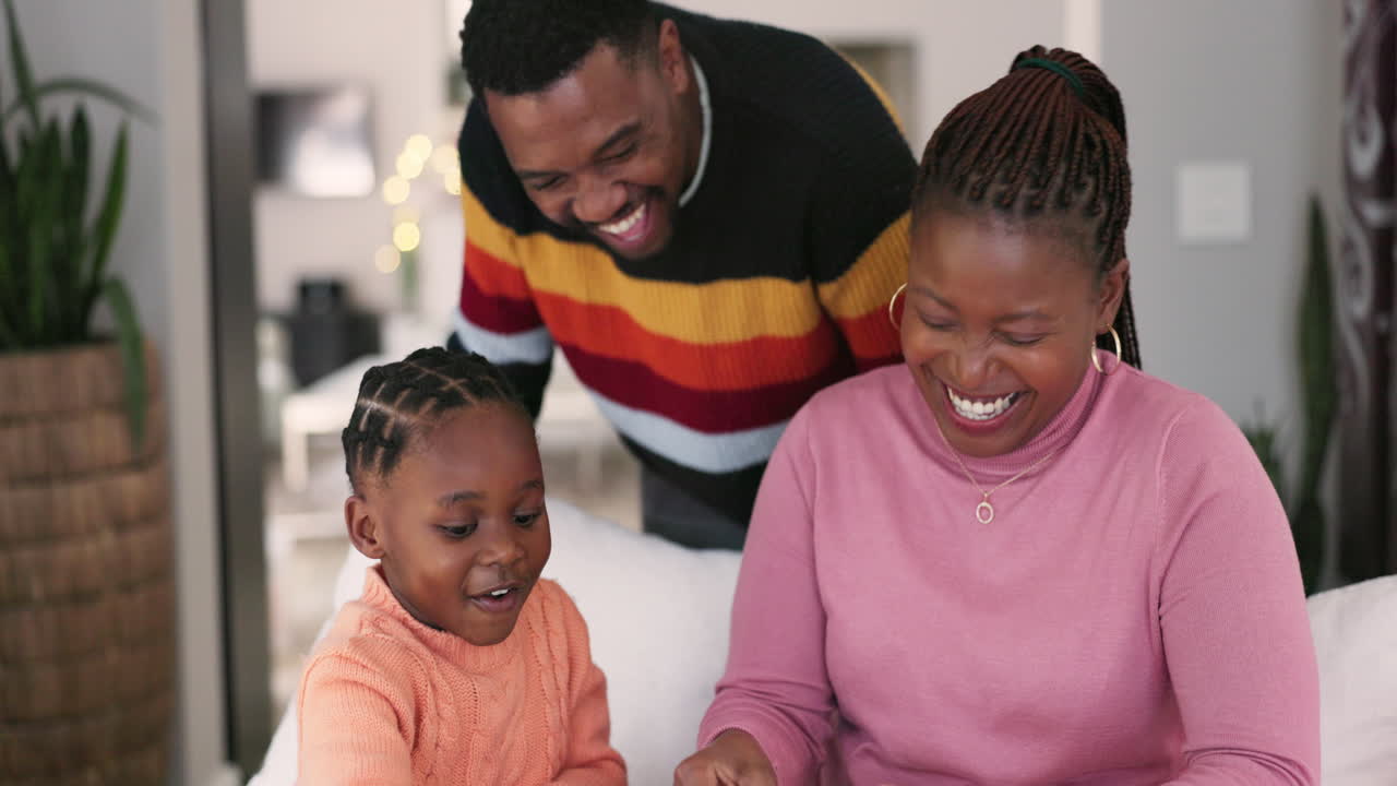 Famiglia felice di colore e schede per l'educazione
