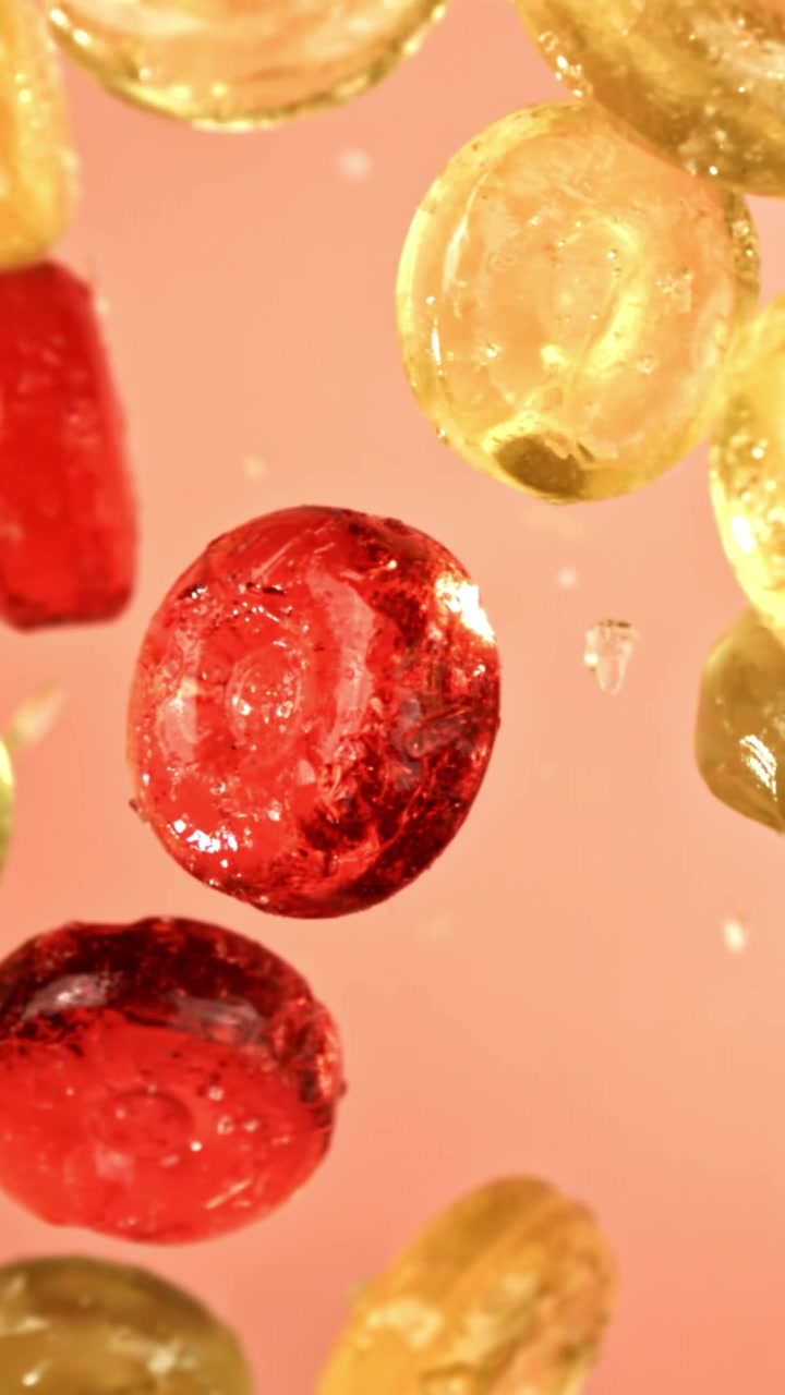 Caramelle colorate che galleggiano e si muovono al rallentatore