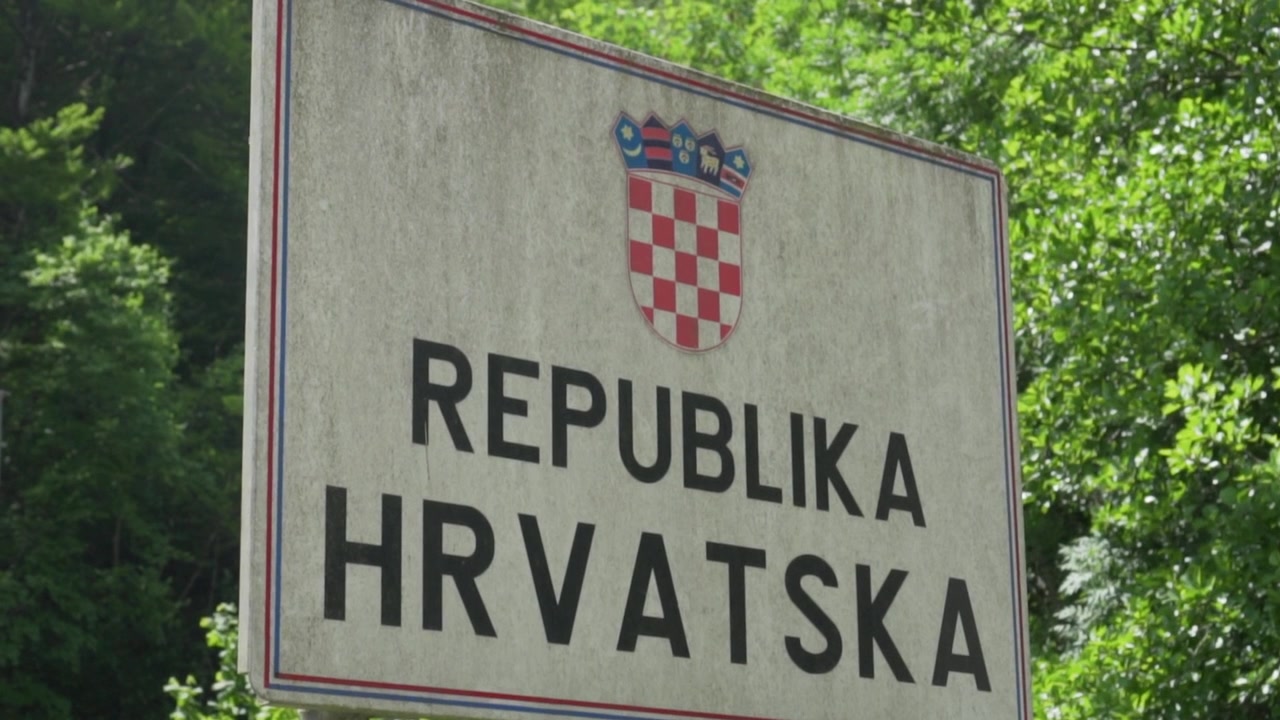 Znak drogowy z napisem Republika Hrvatska. Wjazd do Chorwacji. Znak granicy państwowej