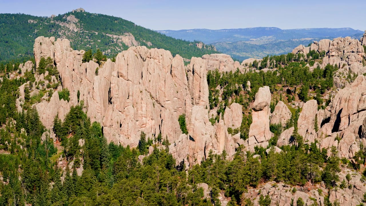 Tomada de drone capturando as formações rochosas selvagens e acidentadas das Black Hills, EUA.