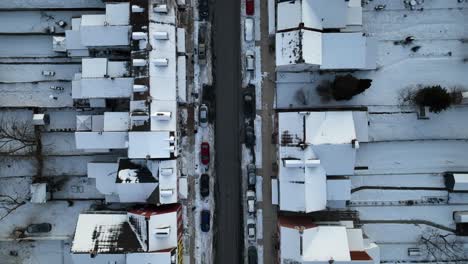 Tráfico-En-La-Calle-Principal-De-La-Ciudad-Americana-Durante-El-Día-Nevado-De-Invierno