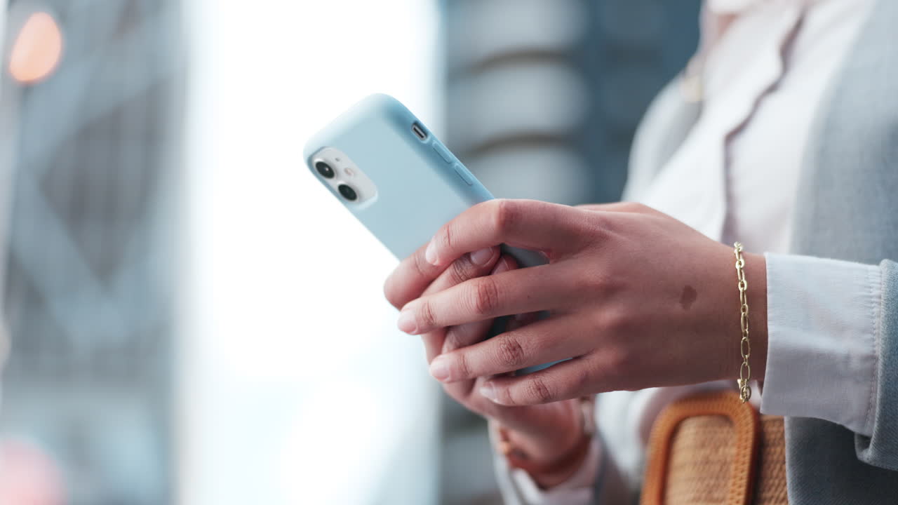 donna d'affari, mani e smartphone in città per