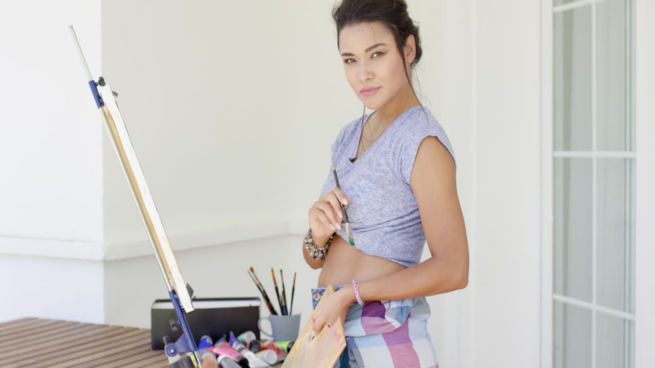 joven artista seria pintando al aire libre