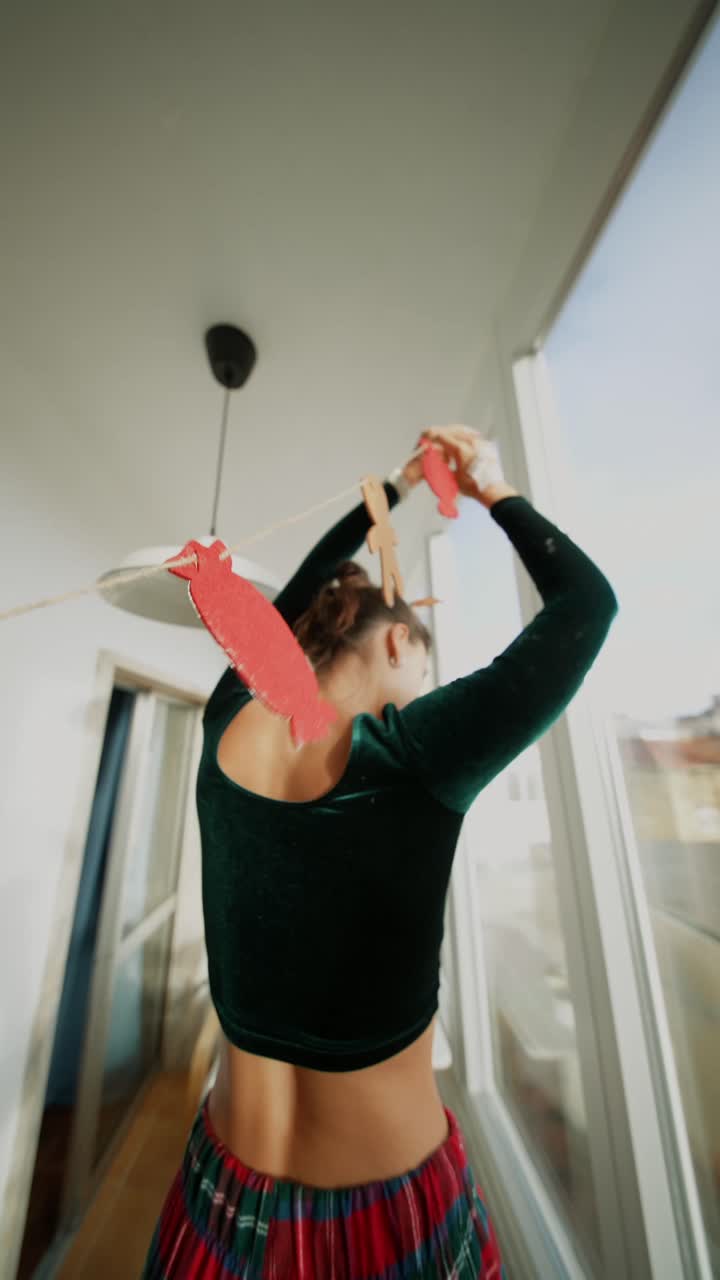 Donna che decora un appartamento per Natale