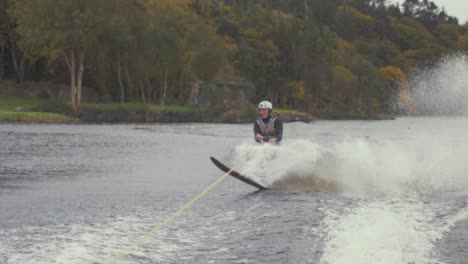 Slalom-Skifahrer,-Der-Wellen-In-Zeitlupe-überquert