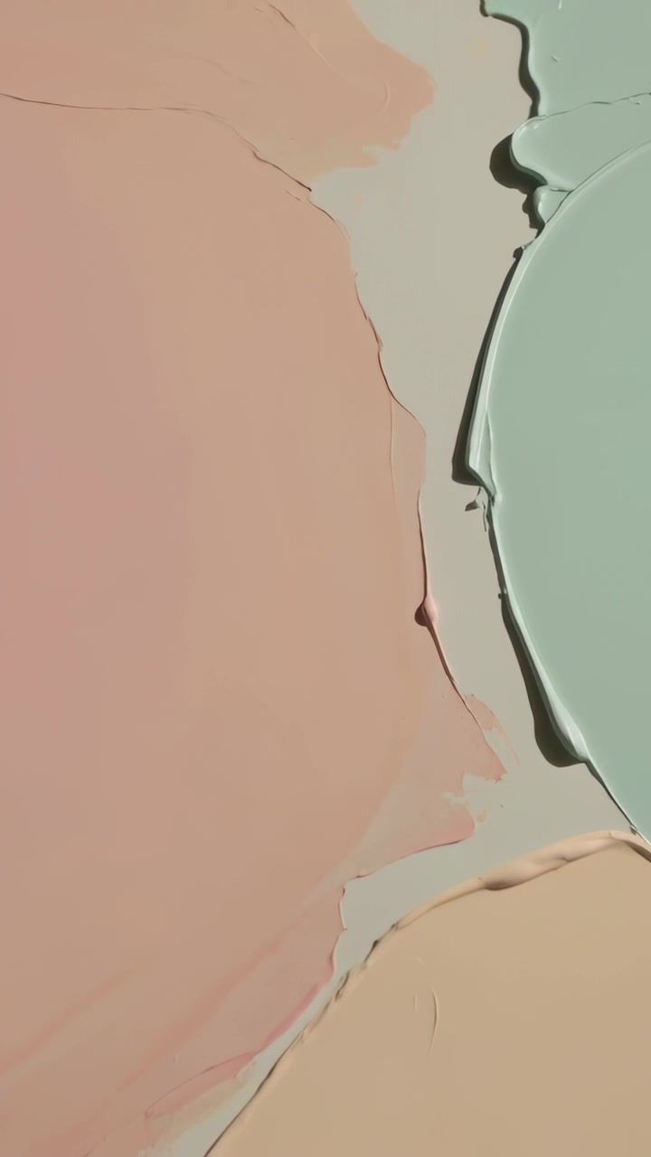 Video verticale: La telecamera si allontana rivelando una grande macchia rosa, esponendo macchie menta e beige in studio