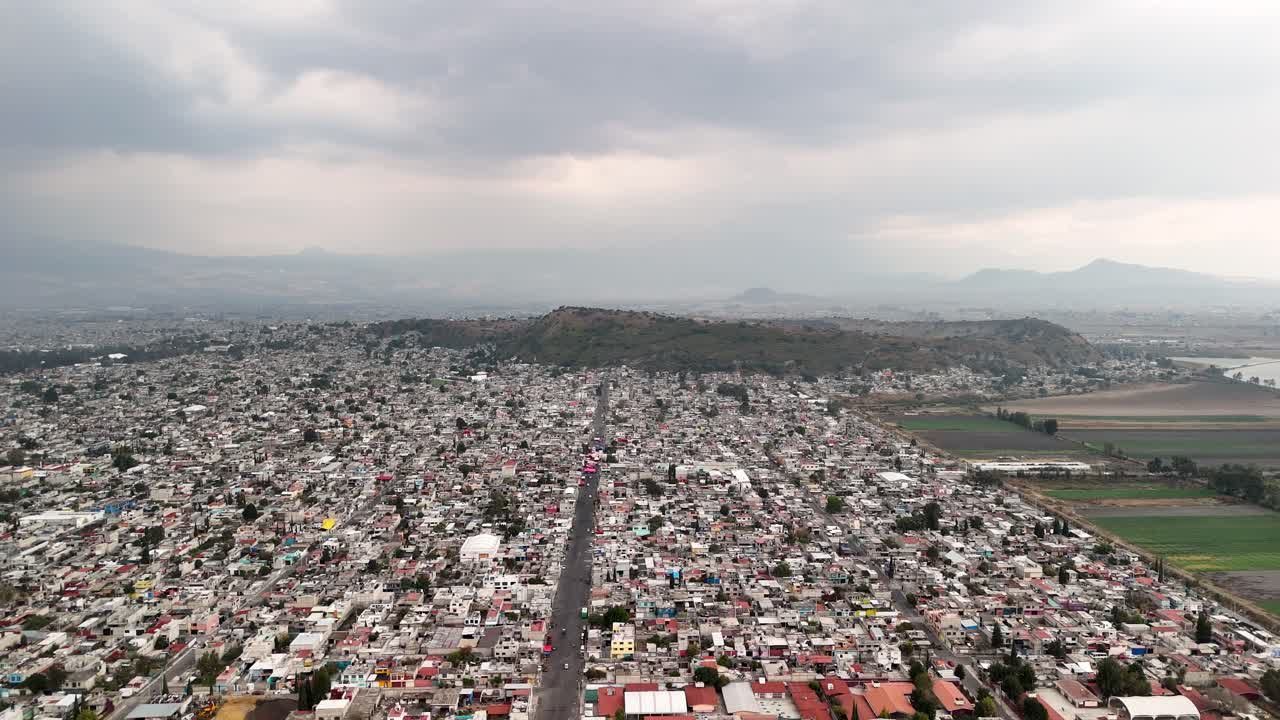 Plano cenital en dron de la pobreza urbana en Chalco, cerca de Ciudad de México
