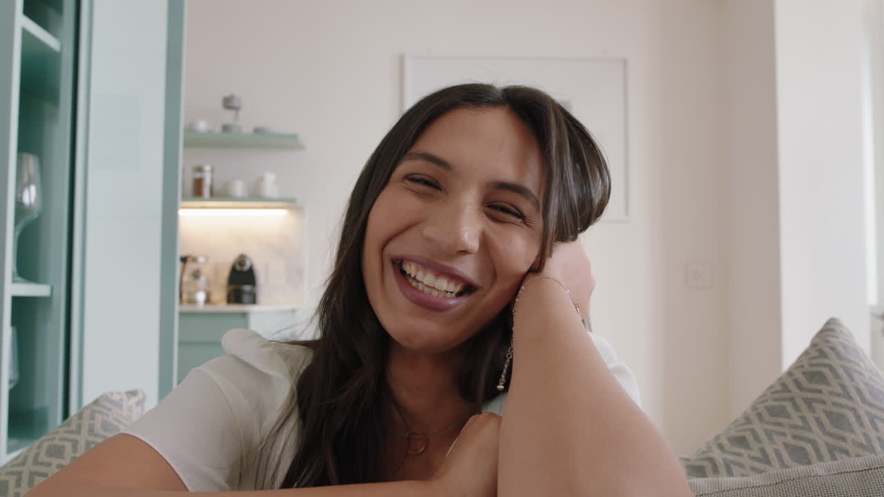 hermosa mujer joven teniendo video chat usando cámara web en casa agitando la mano charlando compartiendo estilo de vida disfrutando de la comunicación en línea en pantalla horizontal