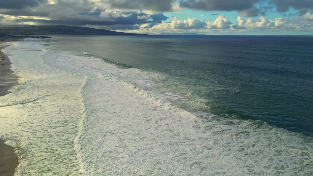 맨해튼 해변에 있는 블루 웨이브 (blue waves at manhattan beach, california) 의 공중 드론 물 풍경 클로즈업 (close-up)