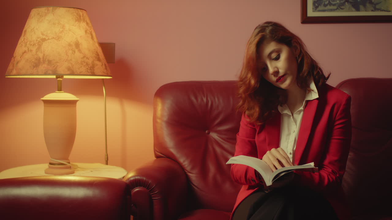 leyendo un libro en el sofá