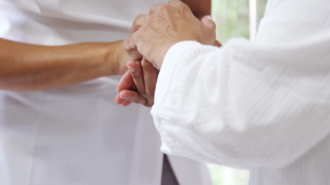 médico femenino consolando a una mujer madura en el dormitorio 4k