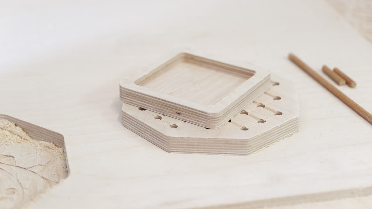 piezas de madera recién cortadas para piezas de juego en la fábrica, de cerca