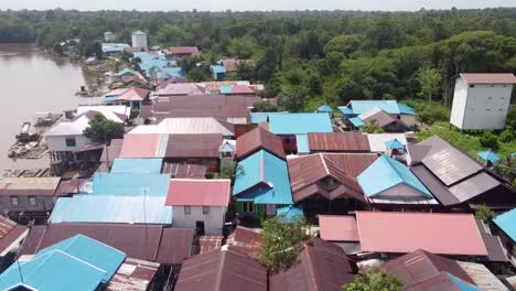 Vista-Aérea-De-Un-Pequeño-Pueblo-Tropical-Cerca-Del-Río