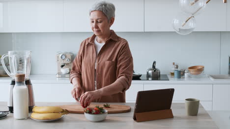 woman preparing smoothie