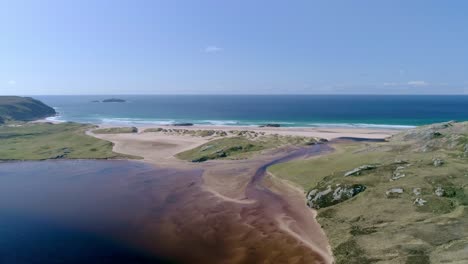 Antena-Amplia-A-Través-Del-Lago-Sandwood-Con-Vistas-A-Las-Increíbles-Arenas-Doradas-De-Sandwood-Bay