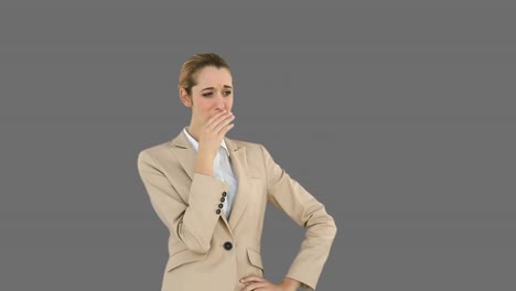 mujer de negocios bostezando y luego siendo pasado un café
