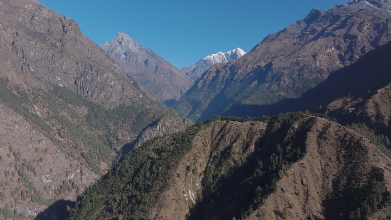 drones capturan impresionantes colinas y montañas en phakding en el everest base camp trek, nepal