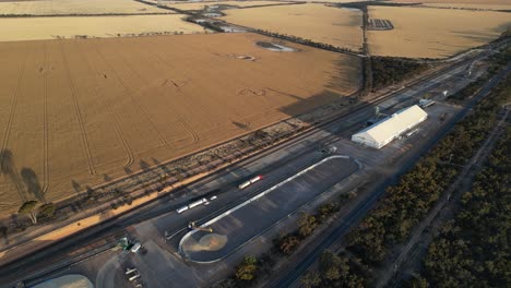 fotografía aérea de arriba hacia abajo que muestra una estación de distribución industrial en un campo de trigo en australia occidental