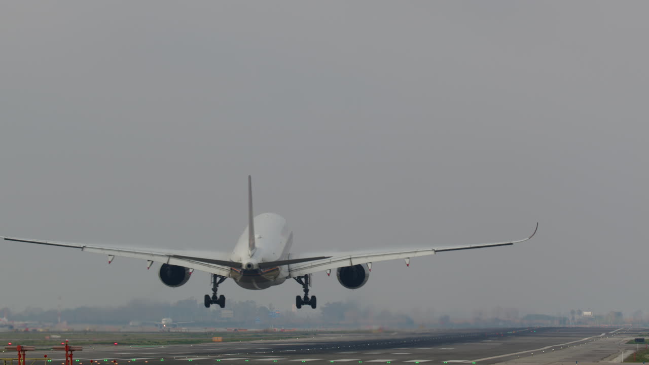 aterrizaje del avión en condiciones de niebla