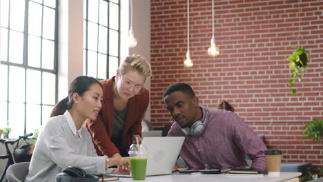 Laptop,-Kreativteam-Und-Brainstorming-Für-Eine-Idee