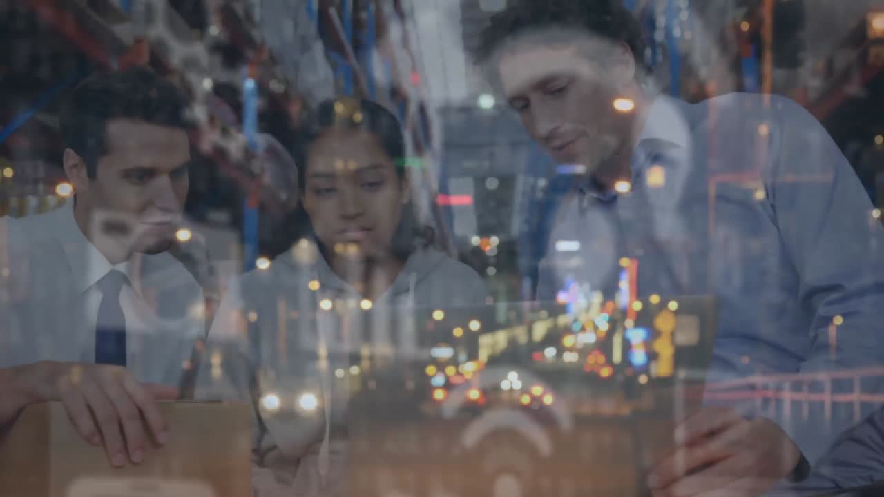 animación del procesamiento de datos sobre personas que usan computadoras portátiles en el centro de envío del almacén