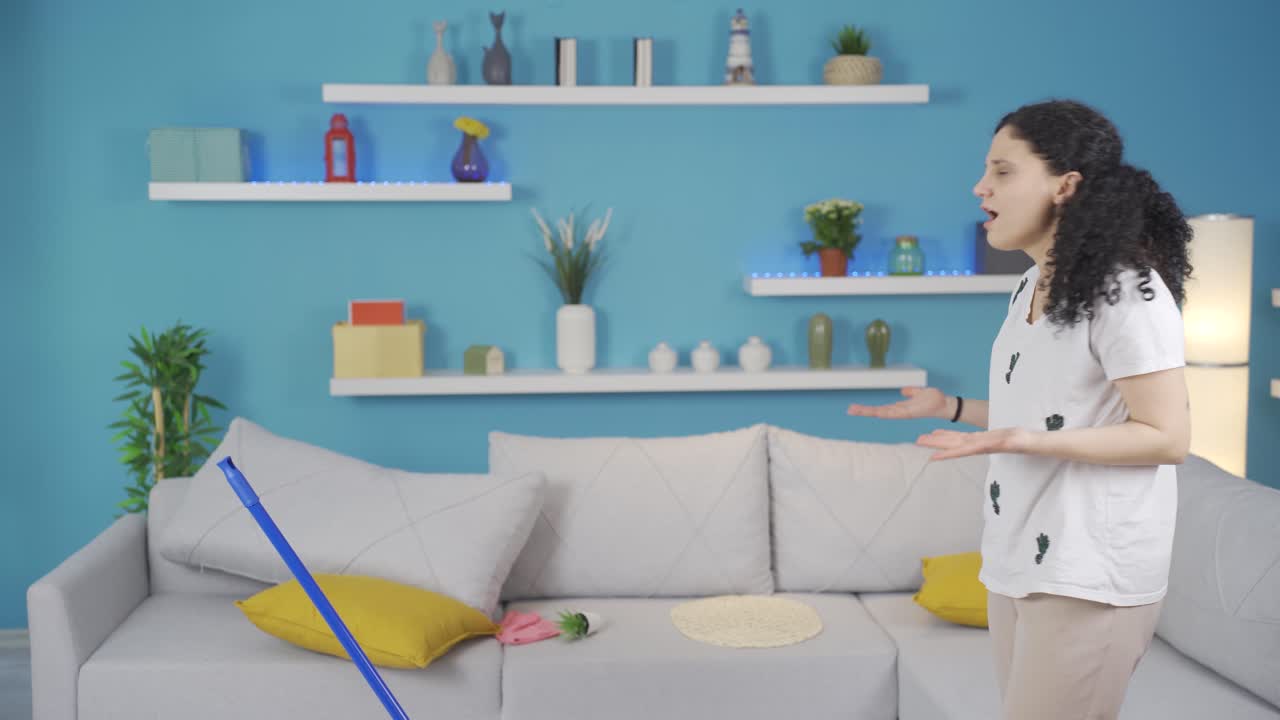 집을 청소하고 정리하는 젊은 여성.