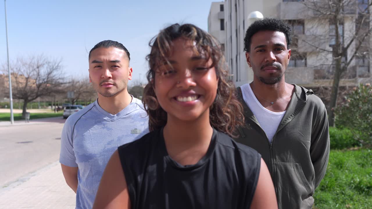 Grupo Diverso de Jovens Adultos em Pé em uma Rua da Cidade