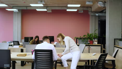 compañeros de trabajo hablando en la oficina