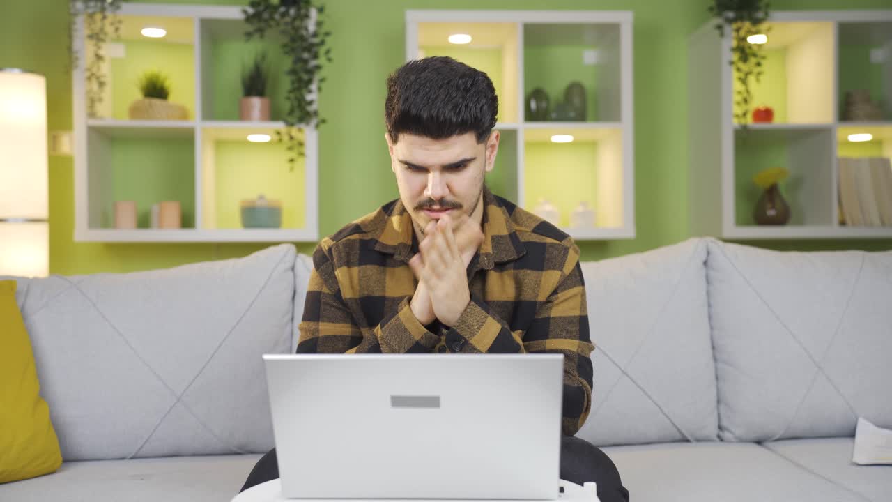 el hombre está rezando por su trabajo.