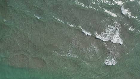vista aérea de aguas poco profundas y turquesas con ondas suaves
