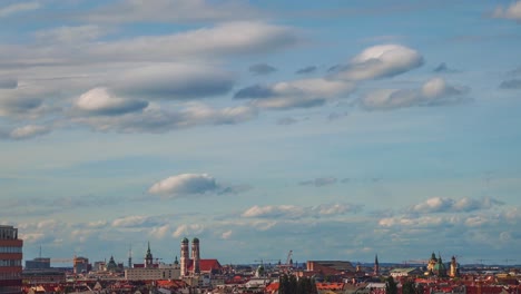 Lapso-De-Tiempo-De-4k-Uhd-Del-Horizonte-De-Munich-Con-La-Catedral-Principal-Y-Sus-Dos-Torres-En-El-Centro-De-München-En-Marienplatz