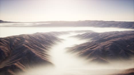 Paisaje-De-Montaña-Con-Niebla-Profunda-En-La-Mañana