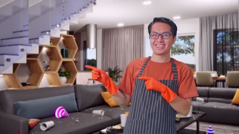 ama de llaves masculina asiática con un delantal sonriendo y señalando al lado mientras está de pie en la casa