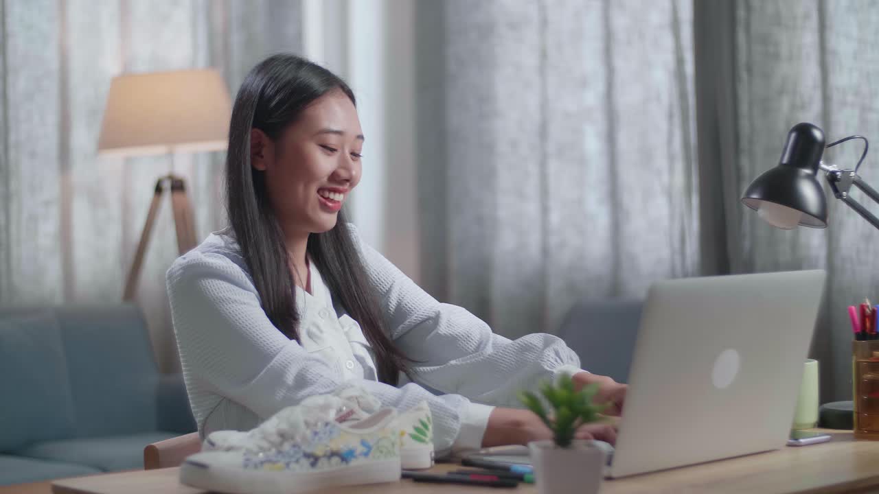 집에서 노트북에서 일하는 여자