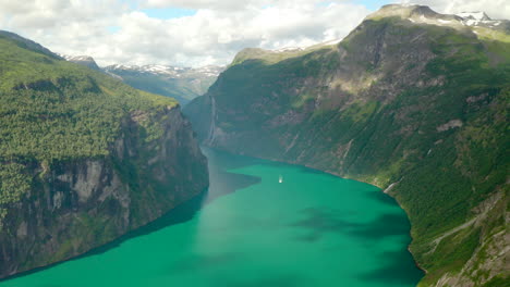 Vista-Panorámica-Del-Fiordo-De-Geiranger-Y-Las-Montañas-En-Noruega