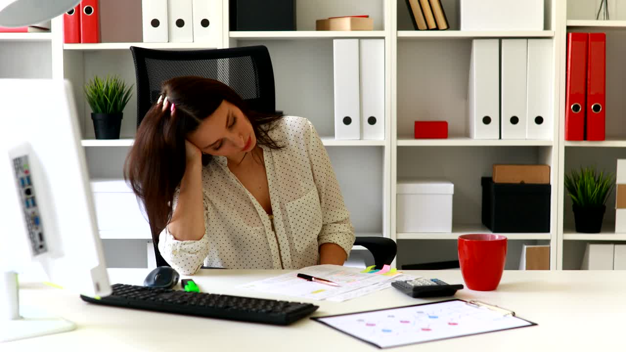 mujer de negocios en blusa blanca poniendo documentos en la mesa