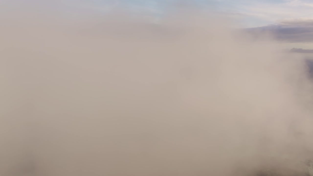 Luftfoto af morgenrøde over en isoleret ø, Indonesien
