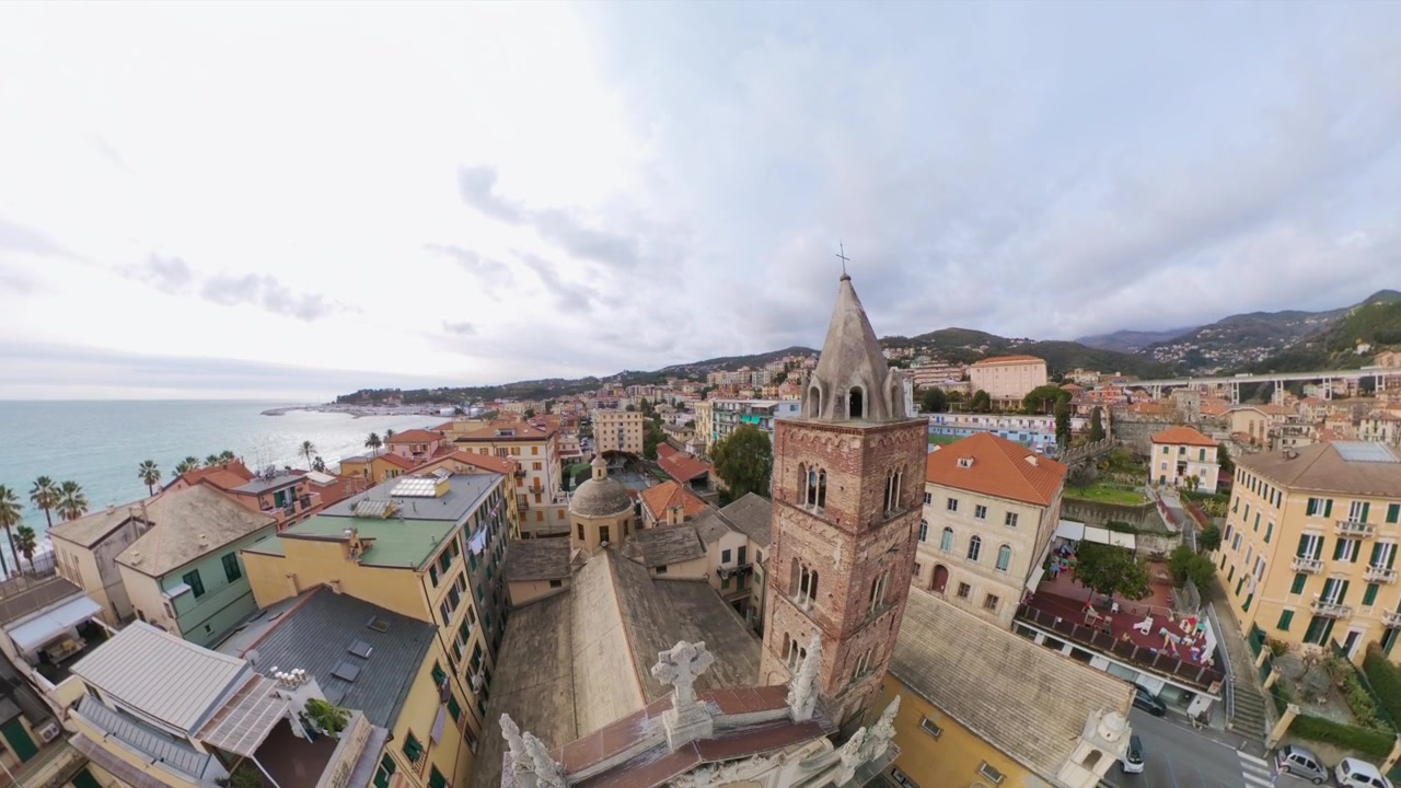 Drone orbita sopra la storica chiesa di Varazze e la piazza in pietra a motivi incorniciata da edifici colorati